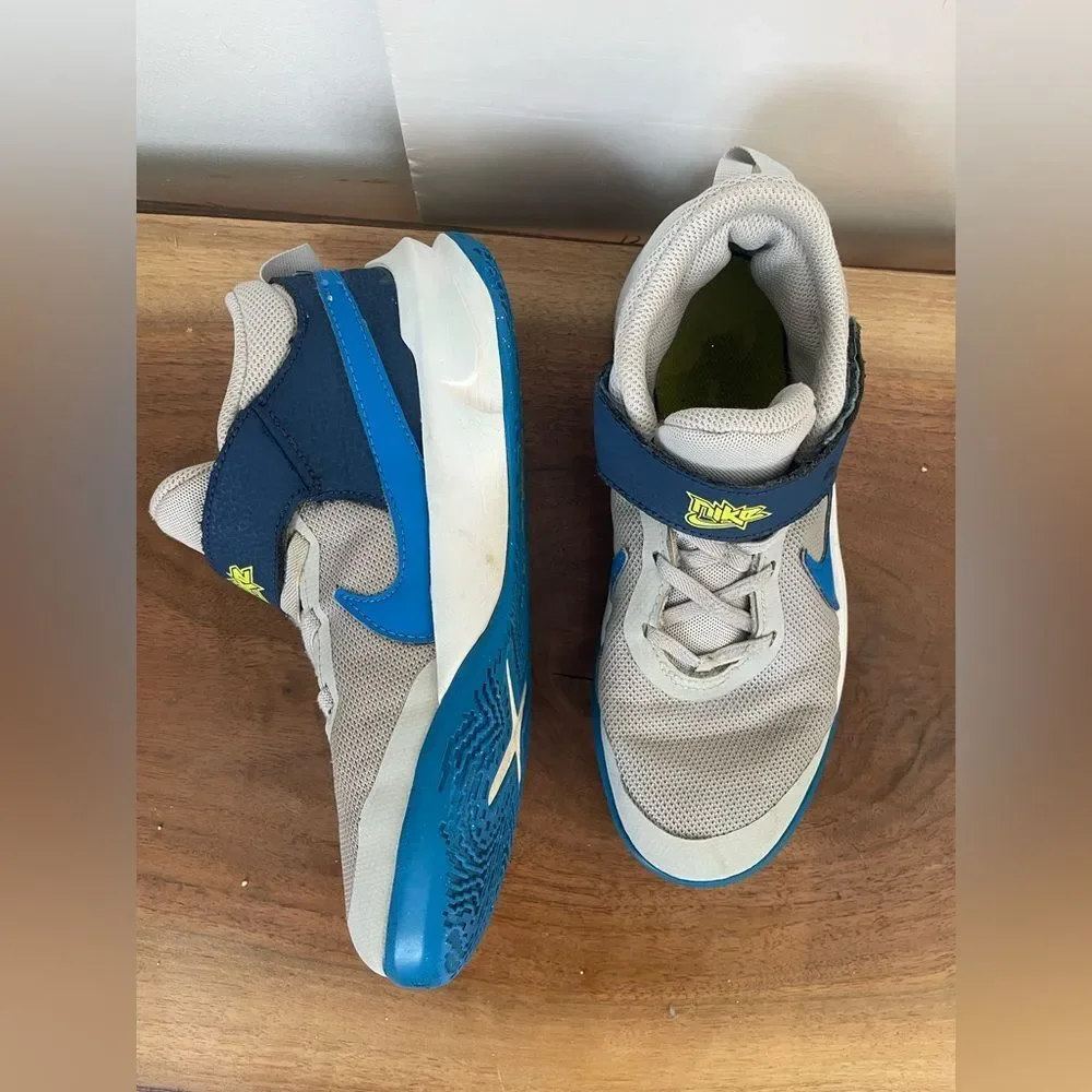 Nike Kid's Tennis Shoes Team Hustle Size 3Y University BLUE GRAY Velcro Sneakers